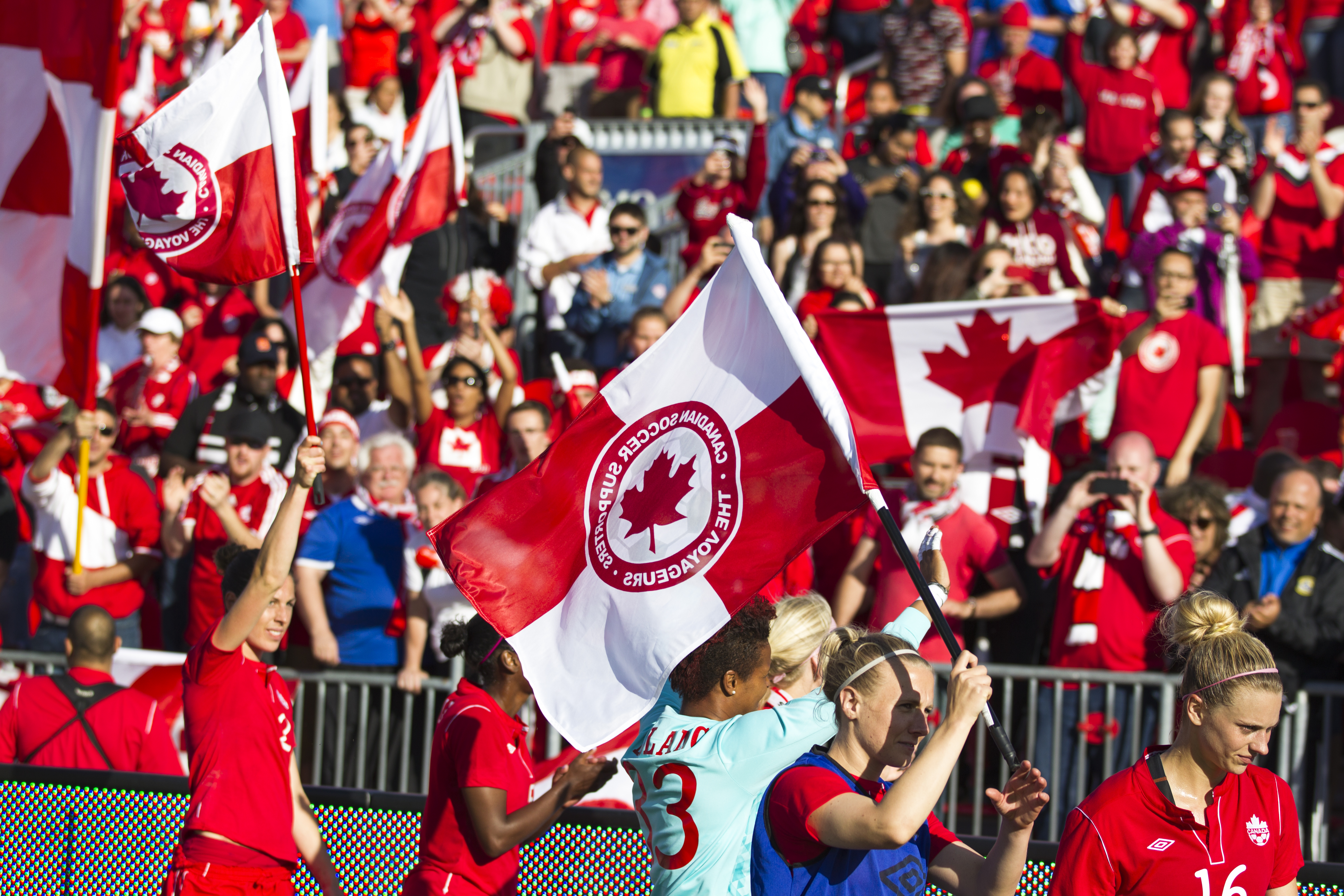 20130602_CanWNT_postgame_Voyageurs_flag_by_Giamou
